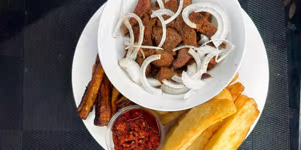 Spiced grilled beef suya with yaji pepper from Foodsleeve
