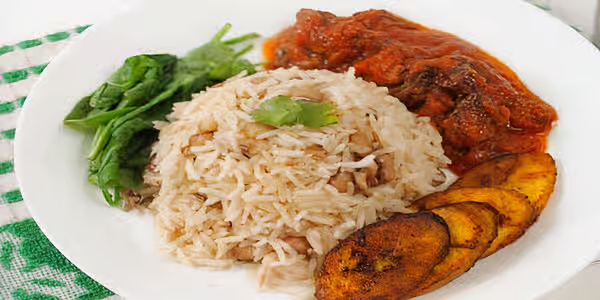 Classic Nigerian white rice and beans from Foodsleeve